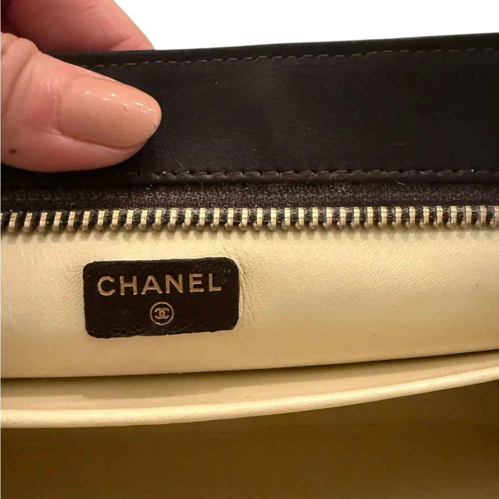 100% Authenric Chanel purse clutch in soft lambskin leather perfect condition - Picture 6 of 10